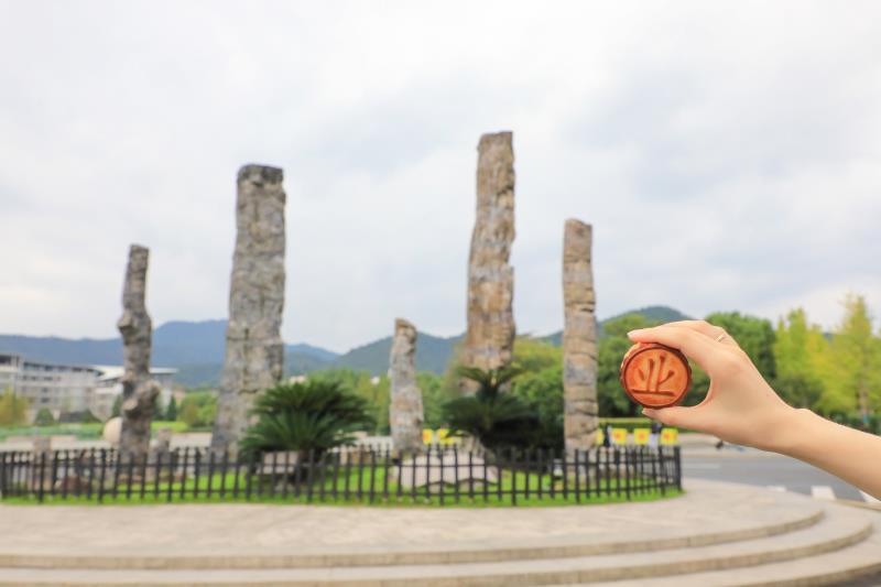 BEAT365英国官网校徽月饼走红校园