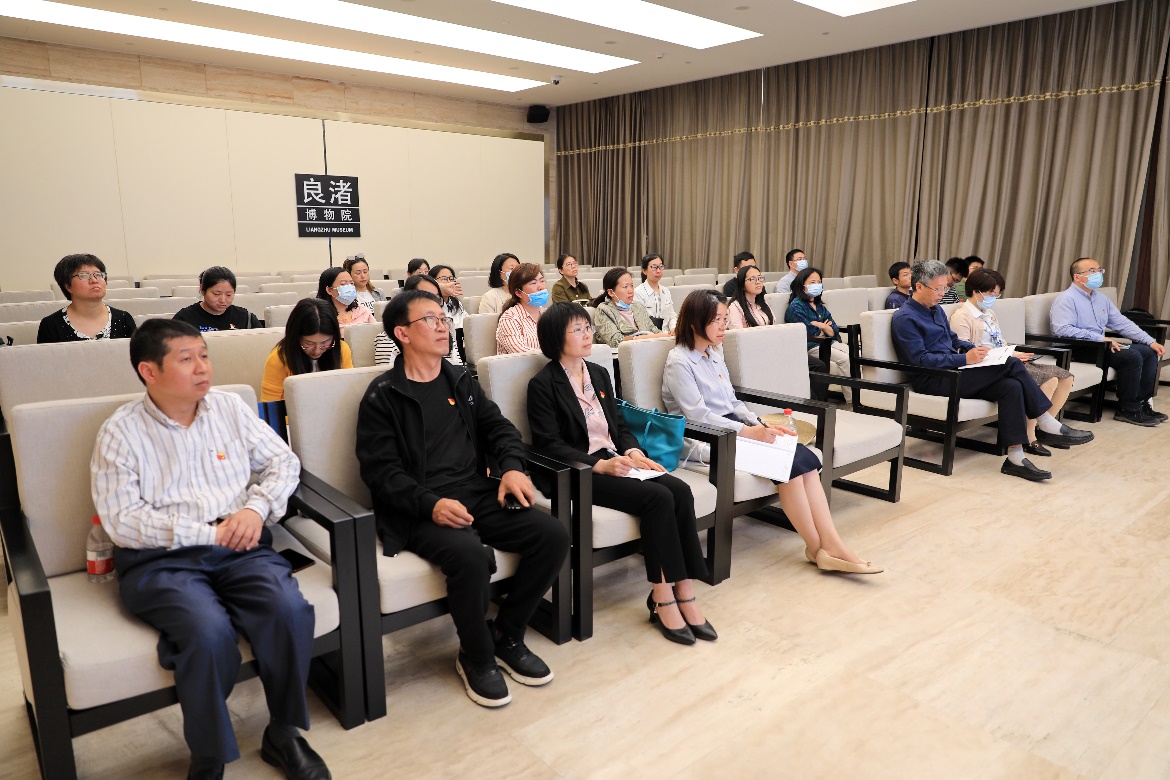 一群人在房间里的椅子上描述已自动生成 一群人在房间里的椅子上描述已自动生成