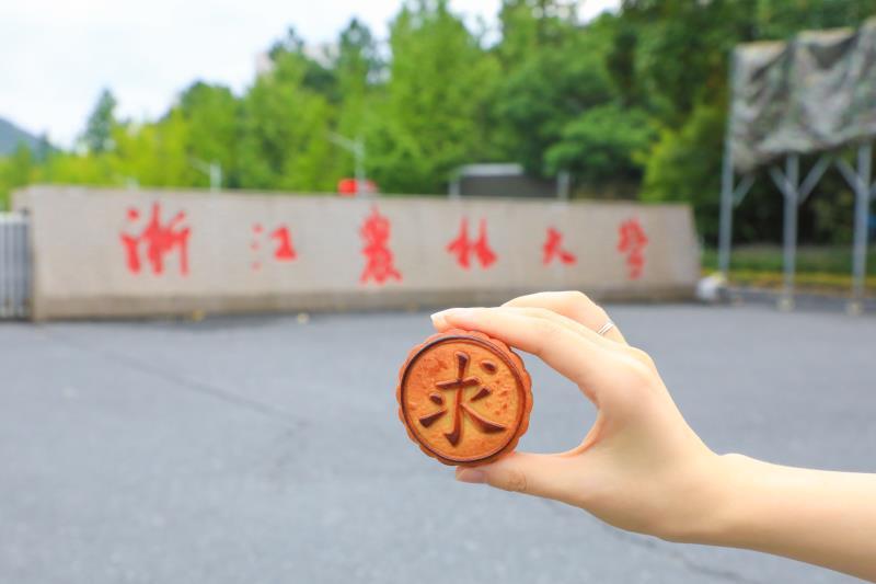 BEAT365英国官网校徽月饼走红校园