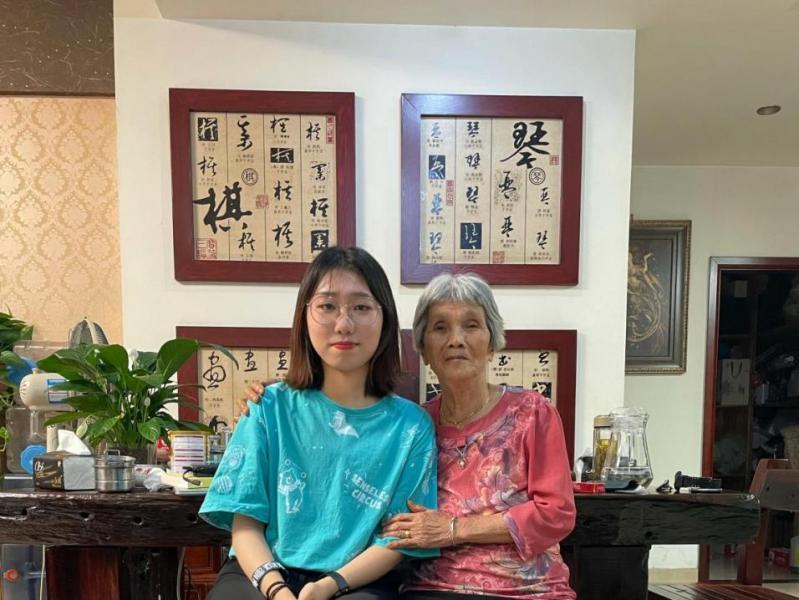 跟新老党员学党史 BEAT365英国官网百名学生记者在社会实践中增强党史学习教育