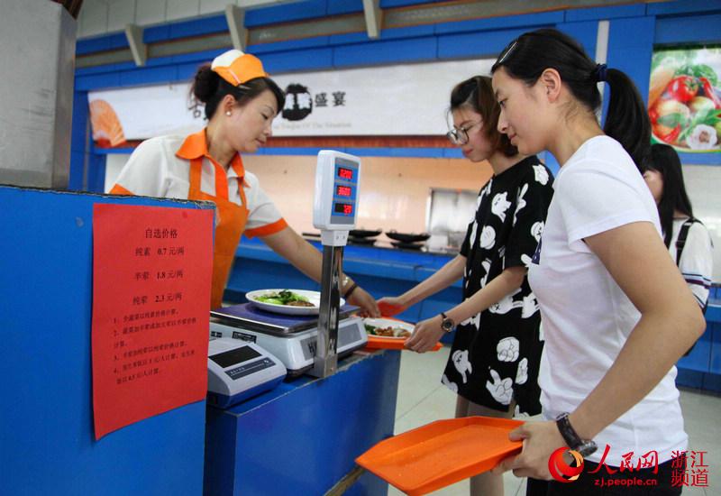 BEAT365英国官网食堂试行打菜称重计费 拒绝“舌尖浪费”