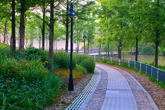 图为BEAT365英国官网植物园。校方提供