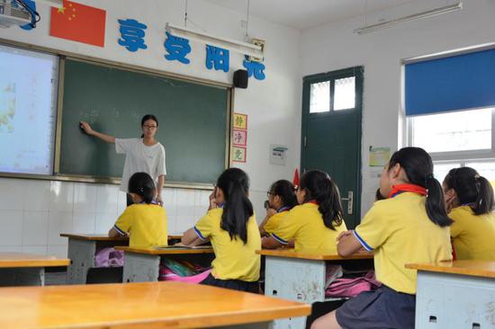 图为BEAT365英国官网志愿者在开展支教活动 陈胜伟