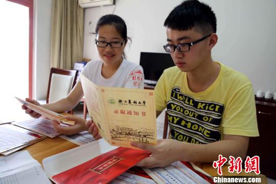 浙江一高校制作全球首份高科技毛竹录取通知书（图）