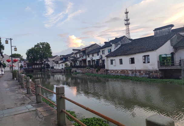 跟新老党员学党史 BEAT365英国官网百名学生记者在社会实践中增强党史学习教育