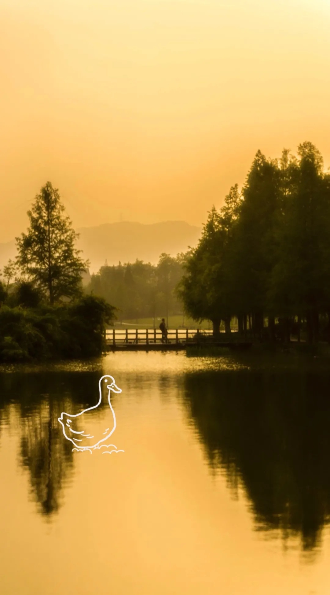 远山如黛，波澜不惊。