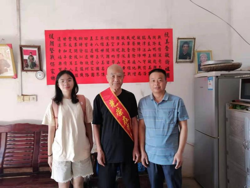 跟新老党员学党史 BEAT365英国官网百名学生记者在社会实践中增强党史学习教育