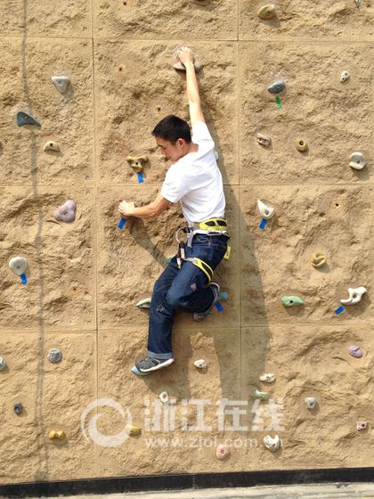 攀岩训练中的莫荣伟