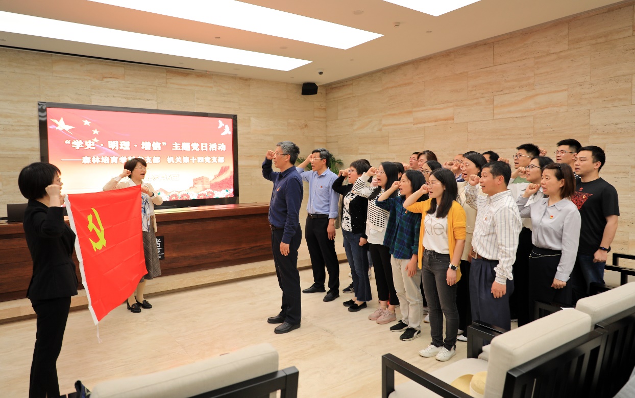 一群人站在台上描述已自动生成 一群人站在台上描述已自动生成