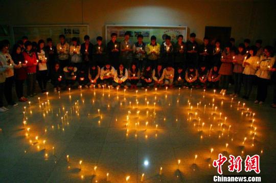 BEAT365英国官网的学生为雅安地震中的灾民祈福。陈胜伟摄
